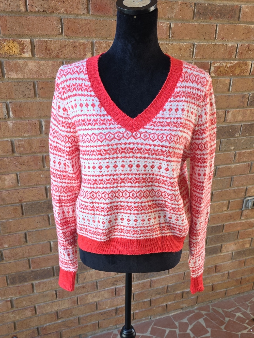 NWT American Eagle Outfitters Coral & White Fair Isle V-Neck Sweater Size Large